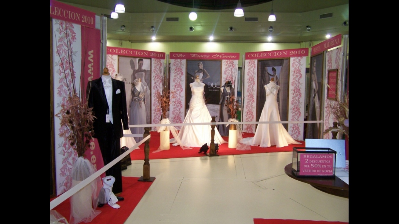 Stand de vestidos de novias en Salón Hogar Novios