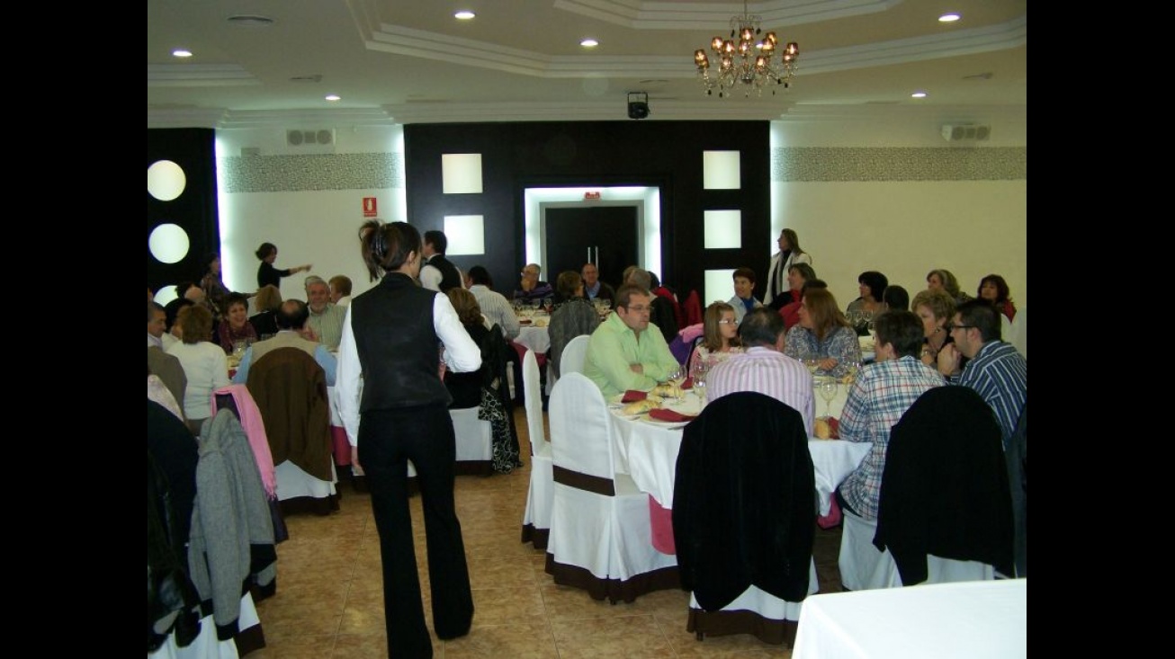 Participantes en la comida de convivencia organizada por el personal del Hospital de Día