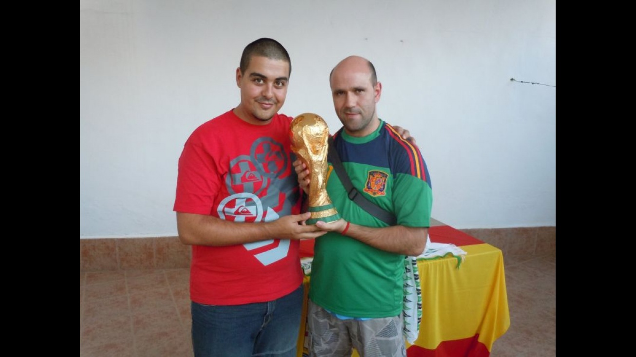 Dos manzanareños posan con la Copa del Mundo