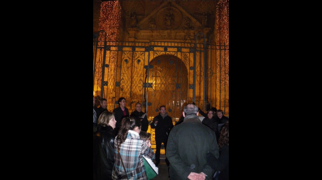 Mansil Nahar cantando villancicos frente a la Parroquia de la Asunción