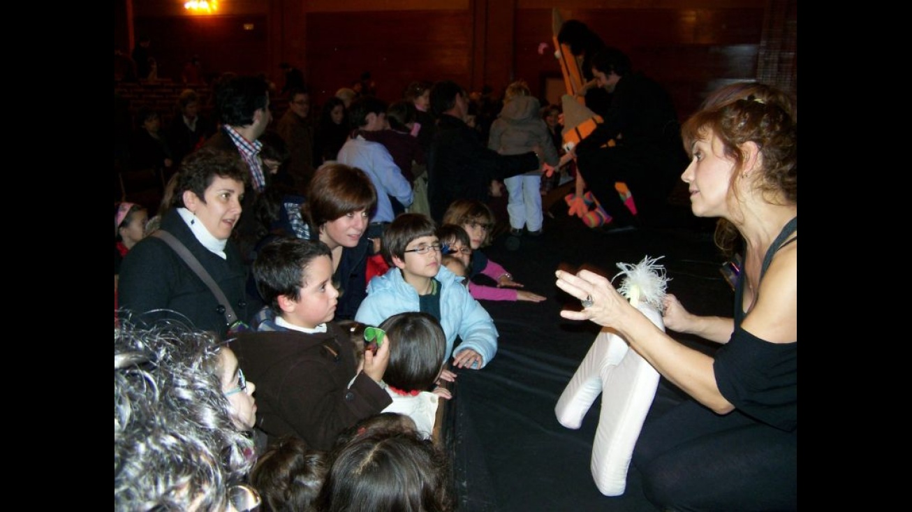 Momento del montaje "La aventura peligrosa de una vocal presuntuosa" de la compañía Fantasía en Negro