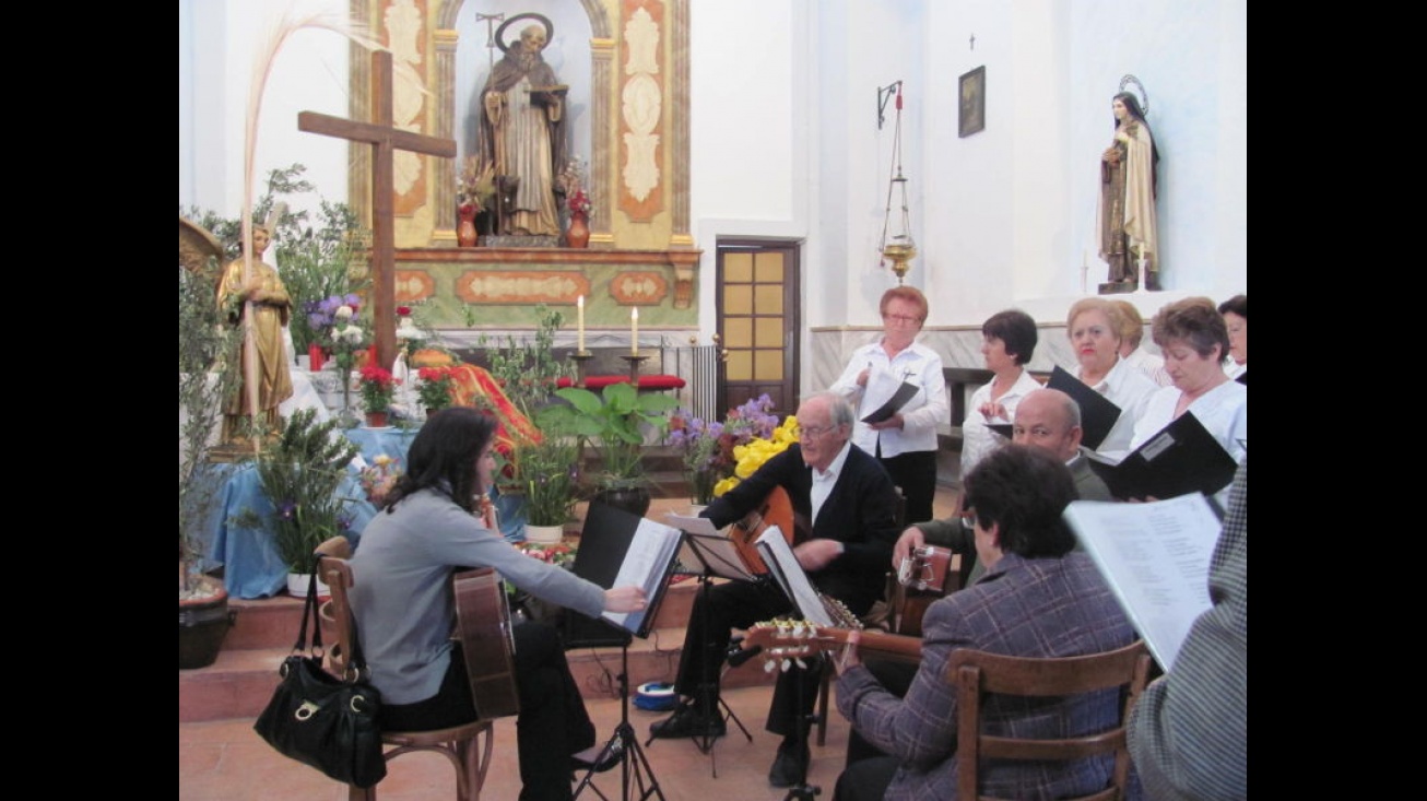 Coro y Rondalla del Centro de Mayores cantando a las cruces de mayo