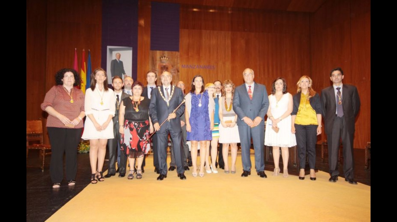 Foto conjunta de la nueva corporación municipal de Manzanares