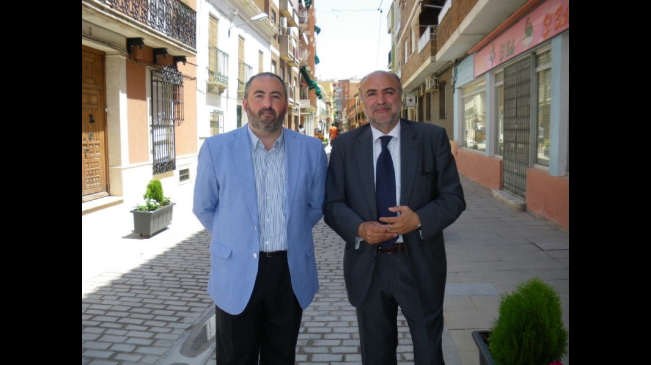 El concejal de Obras y el alcalde en la calle Reyes Católicos