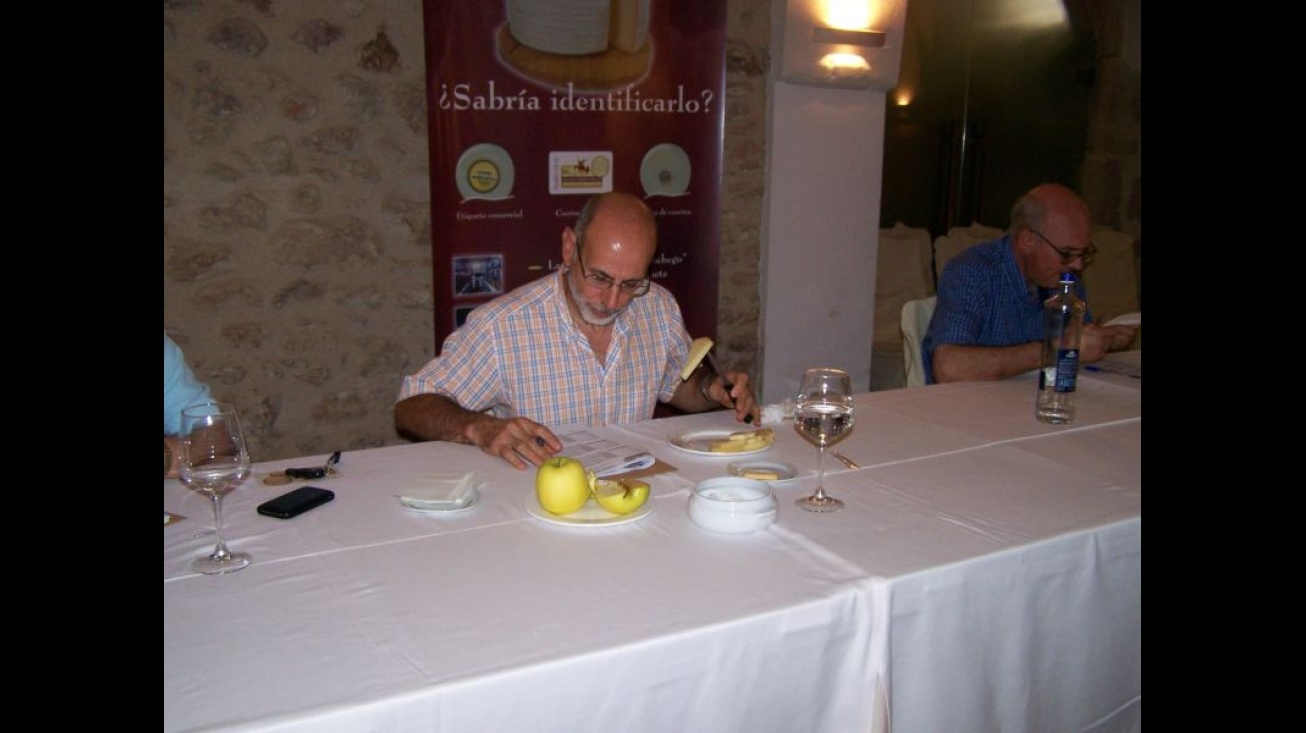 Momento de la cata del jurado del concurso