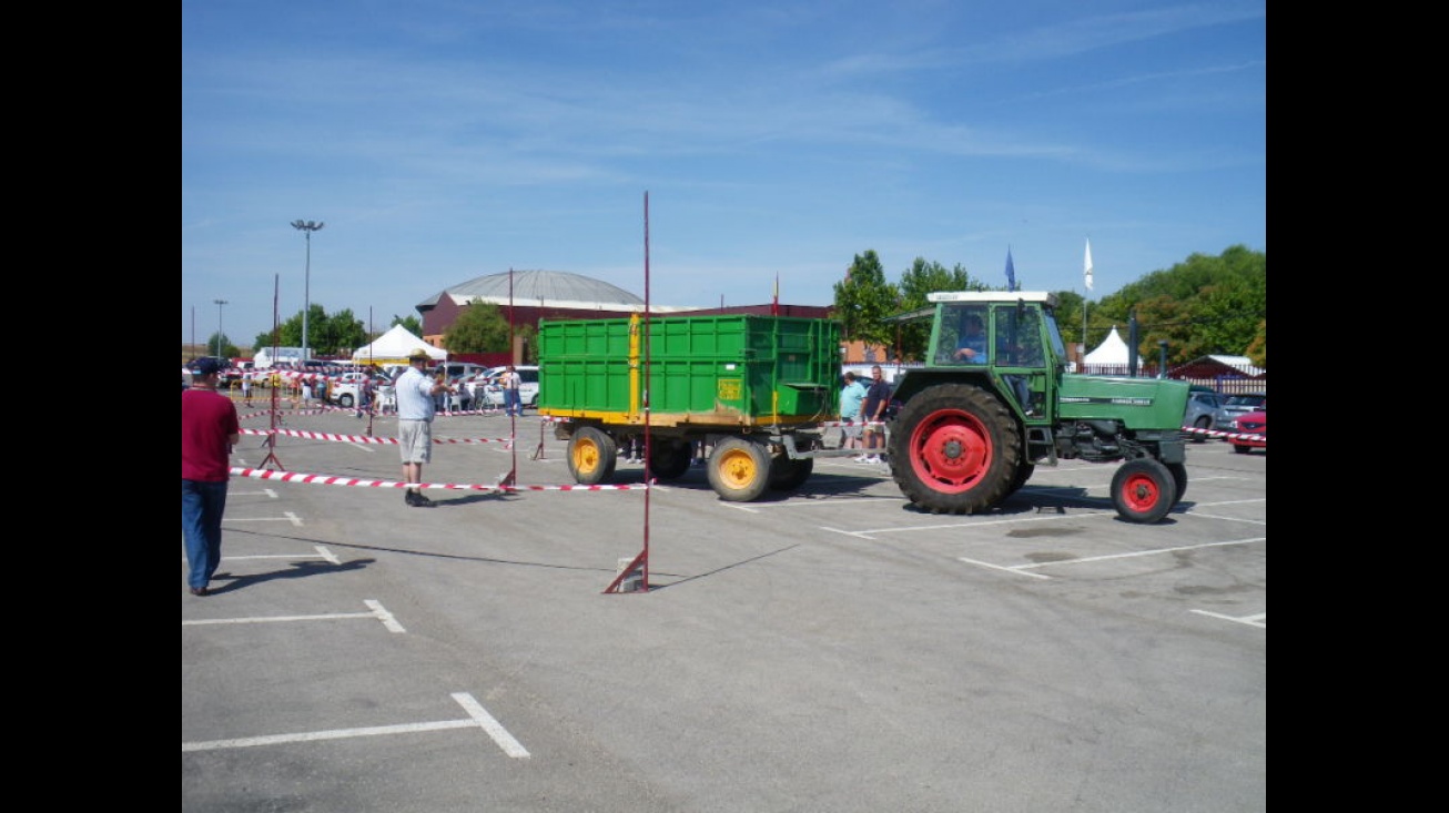 Concurso de habilidad con tractor en FERCAM 2011