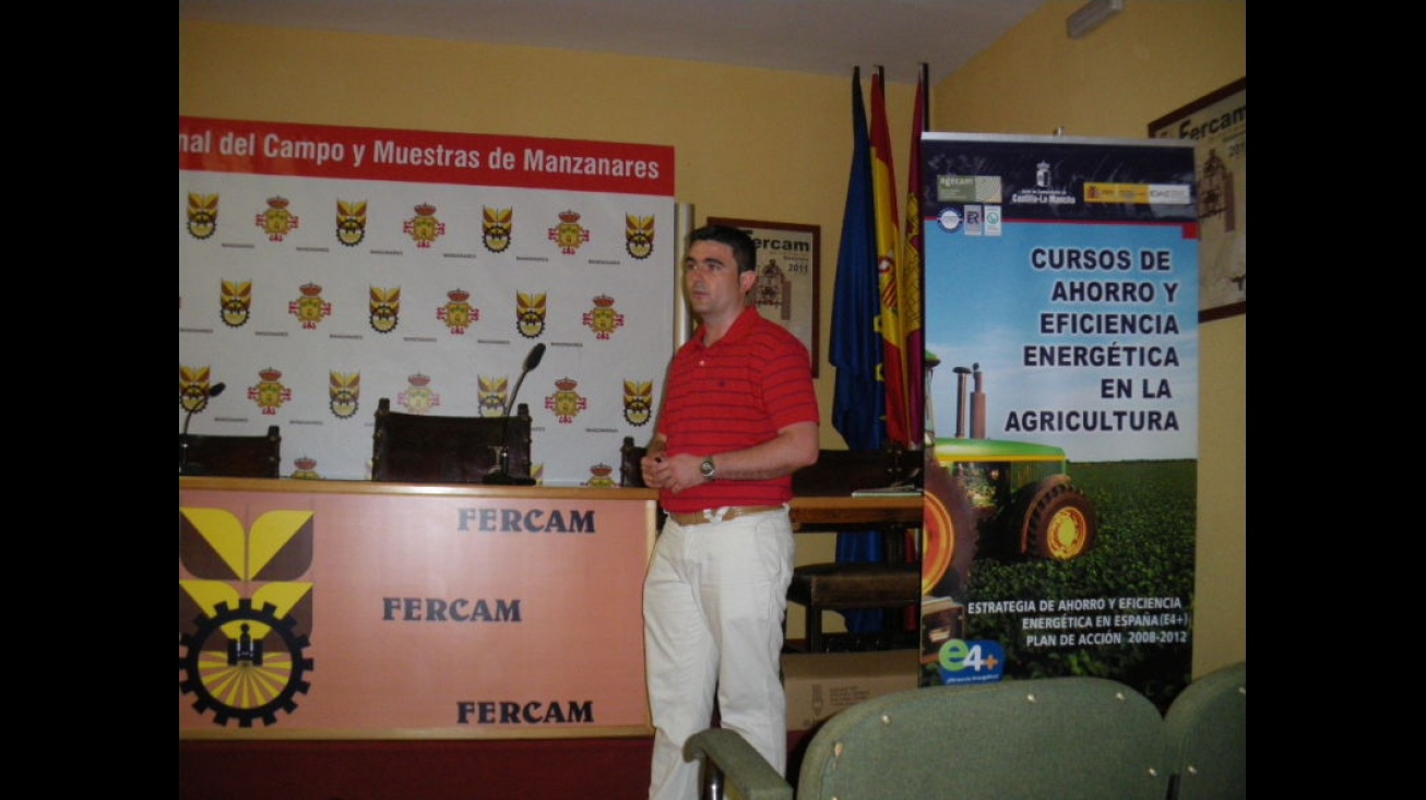 Julián Lozano, de AGECAM, durante la conferencia