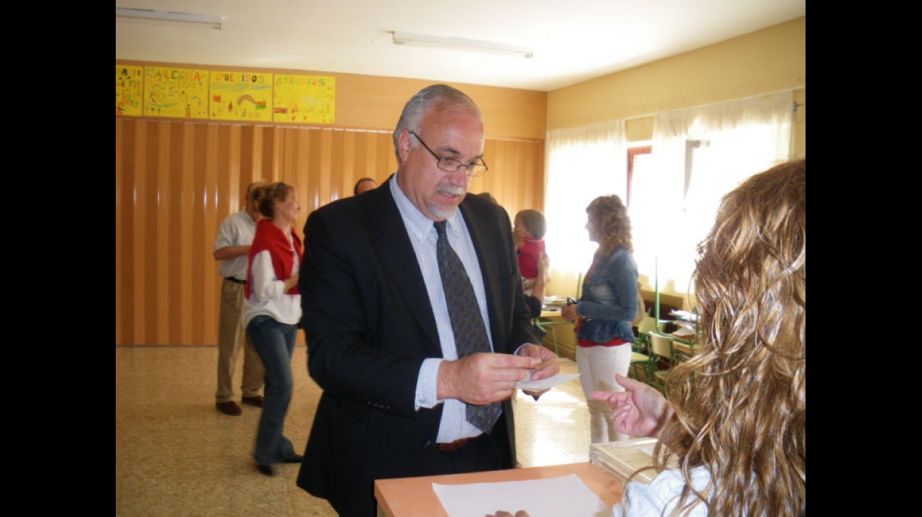 Julián Nieva votando el pasado 22-M