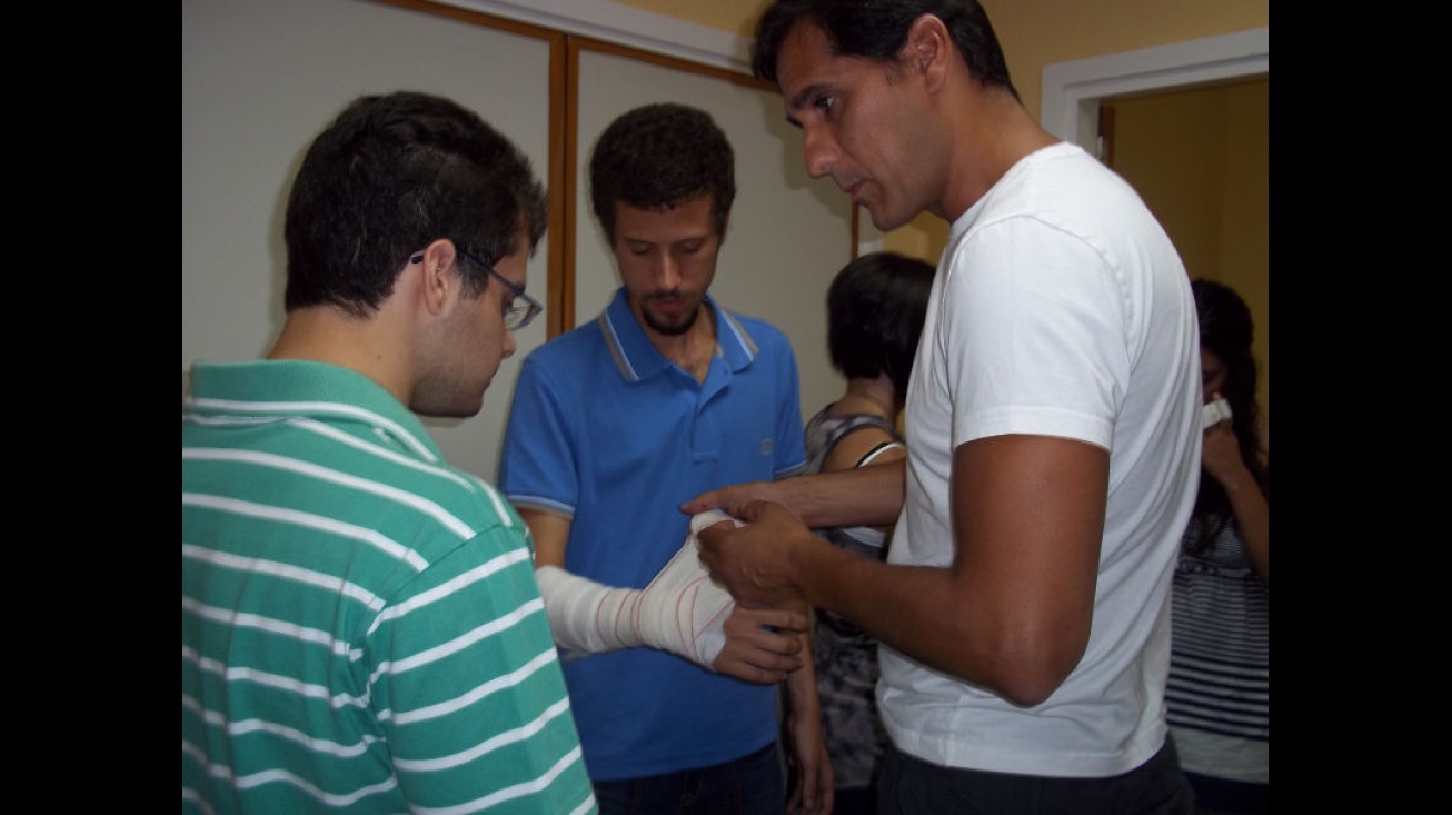 Universitarios en prácticas en el Hospital participando en un Taller de Vendajes