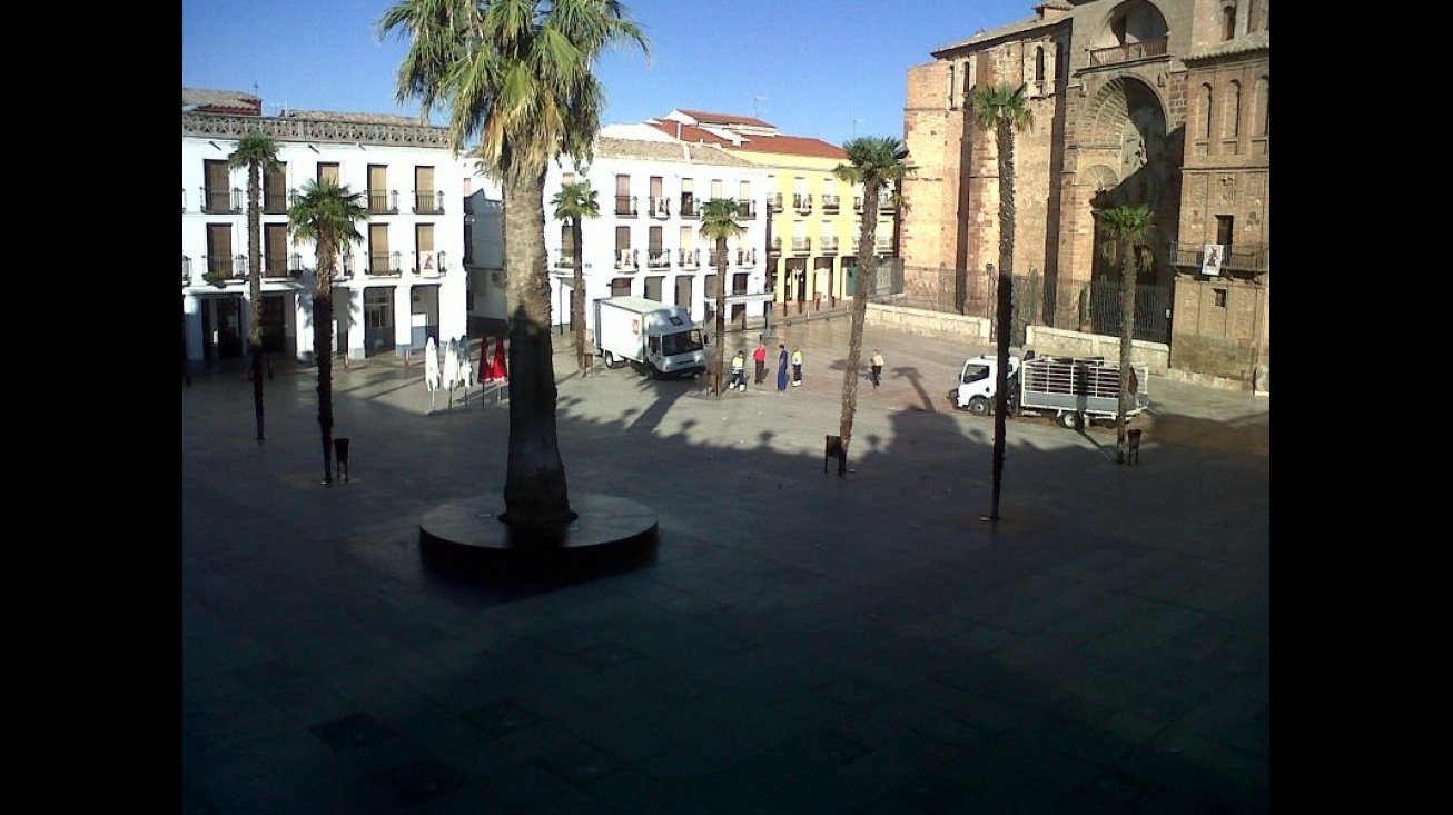 Camión rompe baldosas de la plaza