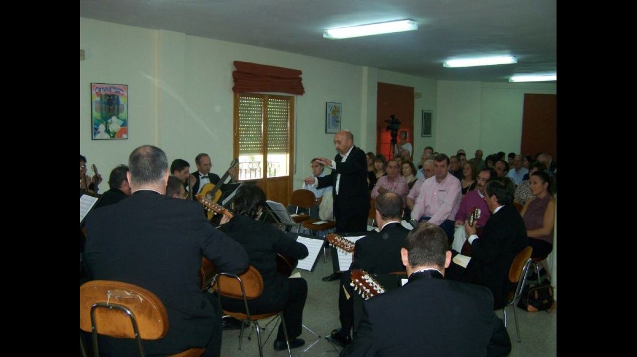 Actuación de la Orquesta Sotomayor en el barrio Divina Pastora