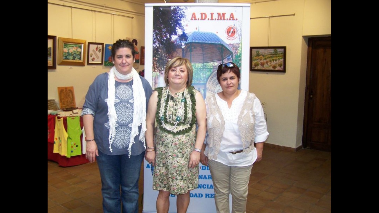 Las concejalas Mª José Aranda y Teresa Jiménez junto a la presidenta de ADIMA (en el centro)