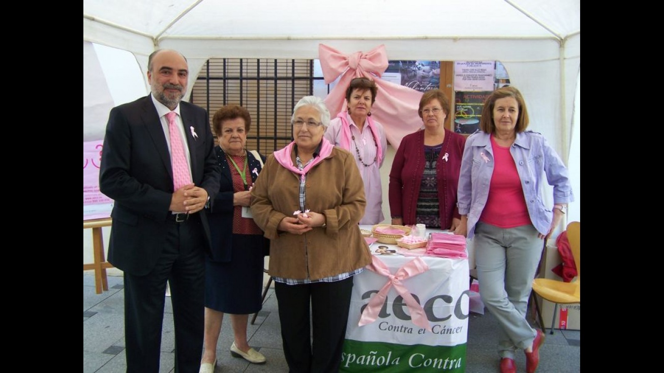 Visita del alcalde a la mesa informativa de la AECC