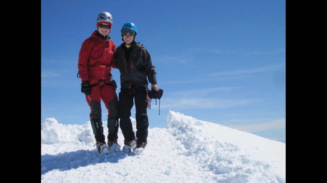 Pablo Moraga Torres junto a una compañera en una cima de los Alpes