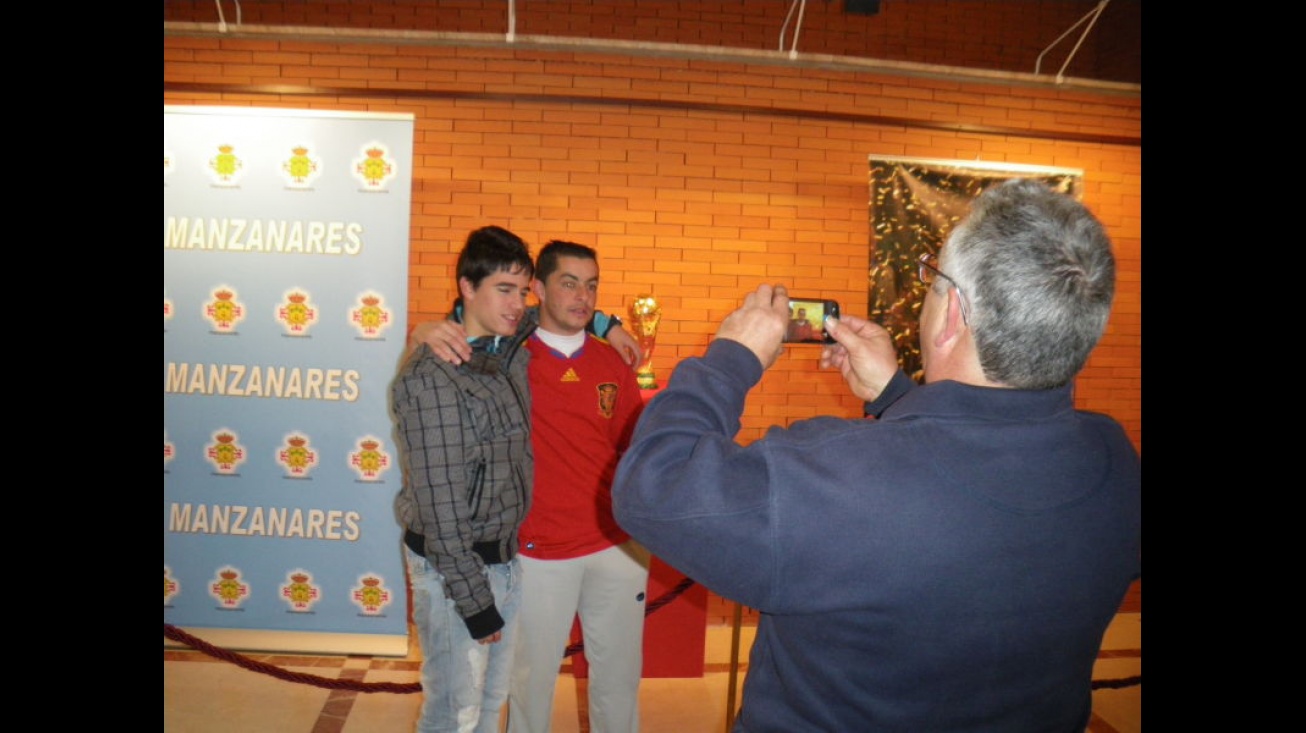 Unos jóvenes se fotografían junto a la Copa