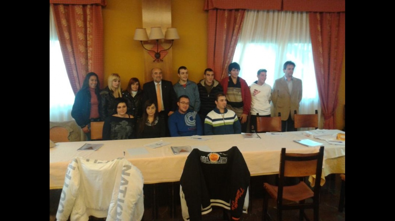 El alcalde junto a los alumnos de este novedoso curso