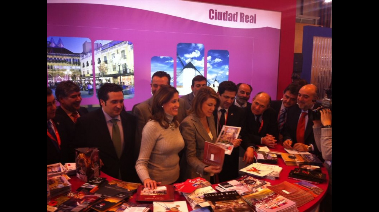 El alcalde de Manzanares acompañó a la presidenta regional en su visita a Fitur