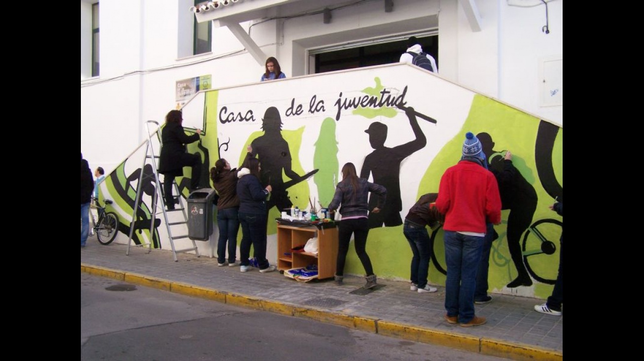 Las paredes blancas del edificio se pintarán con motivos referentes al deporte