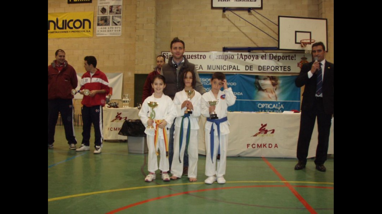 karatekas con concejal de deportes