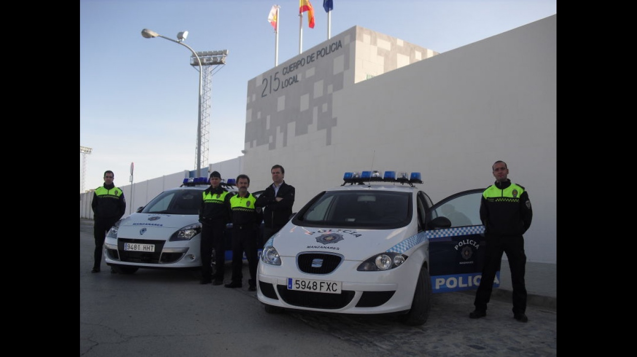 Coches policiales con efectivos