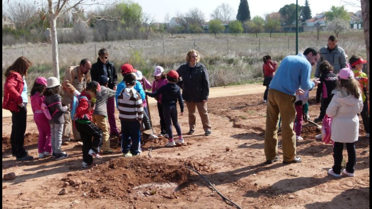 Niños del colegio Altagracia plantando