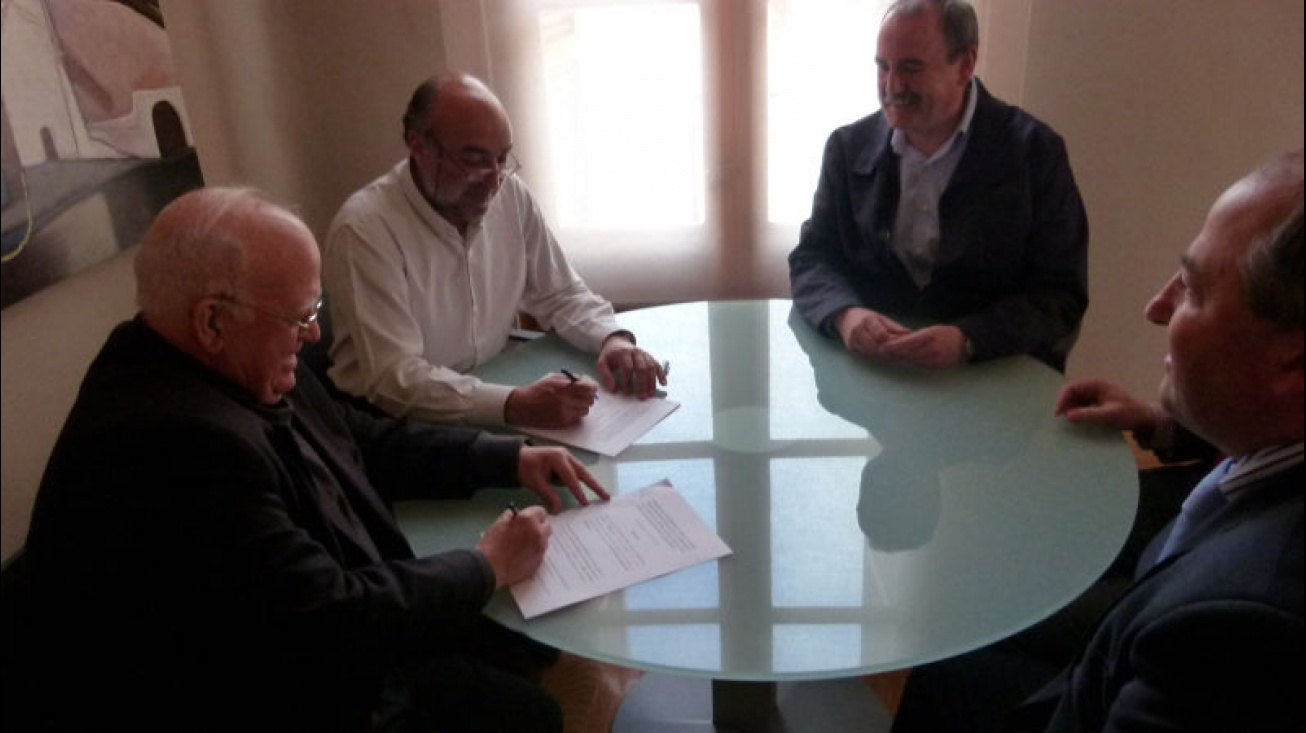 Momento de la firma con representante de la iglesia de la Asunción