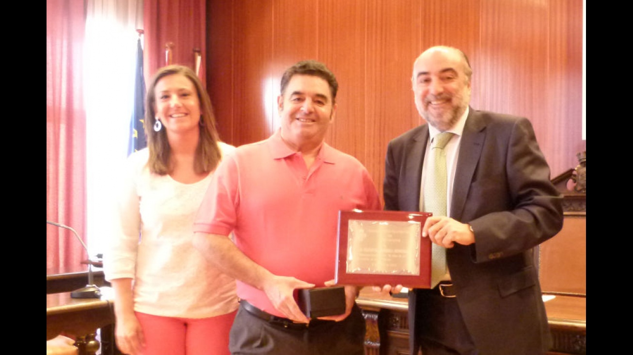 Vicente Ramírez recibiendo la placa