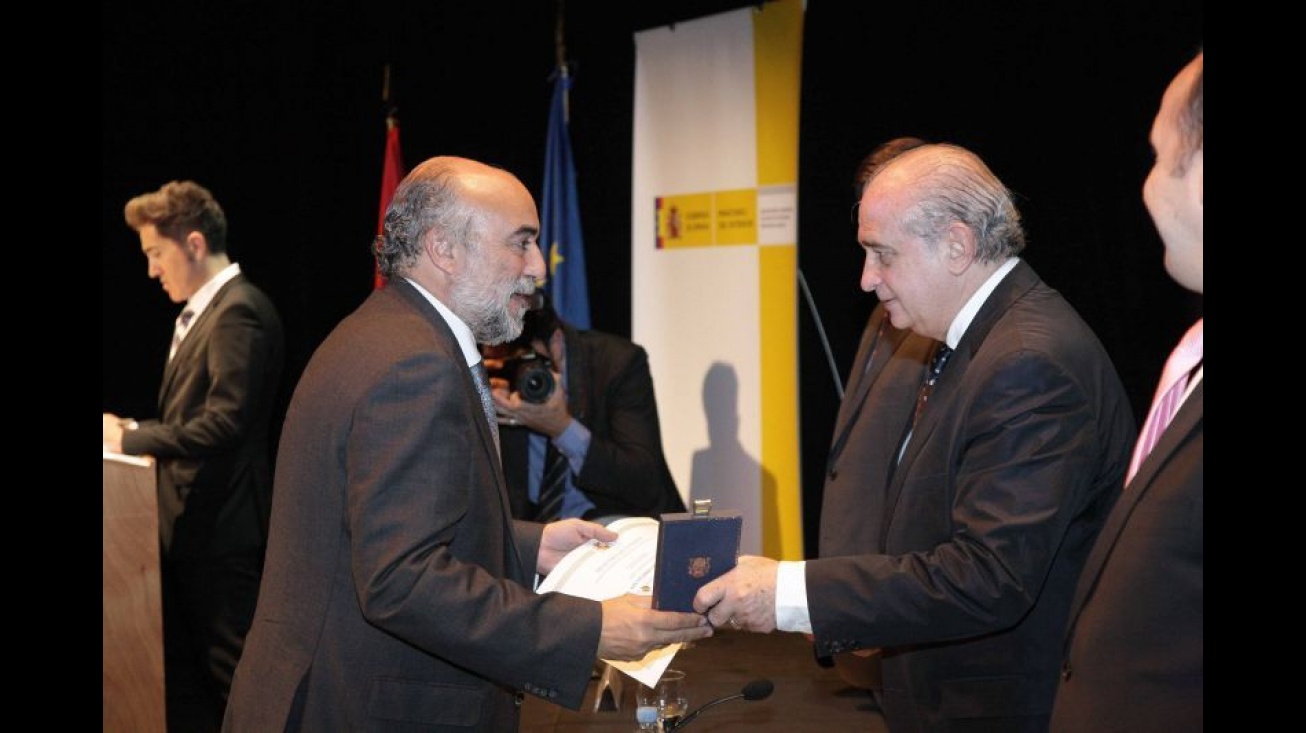 Alcalde recibiendo la medalla de manos del Ministro