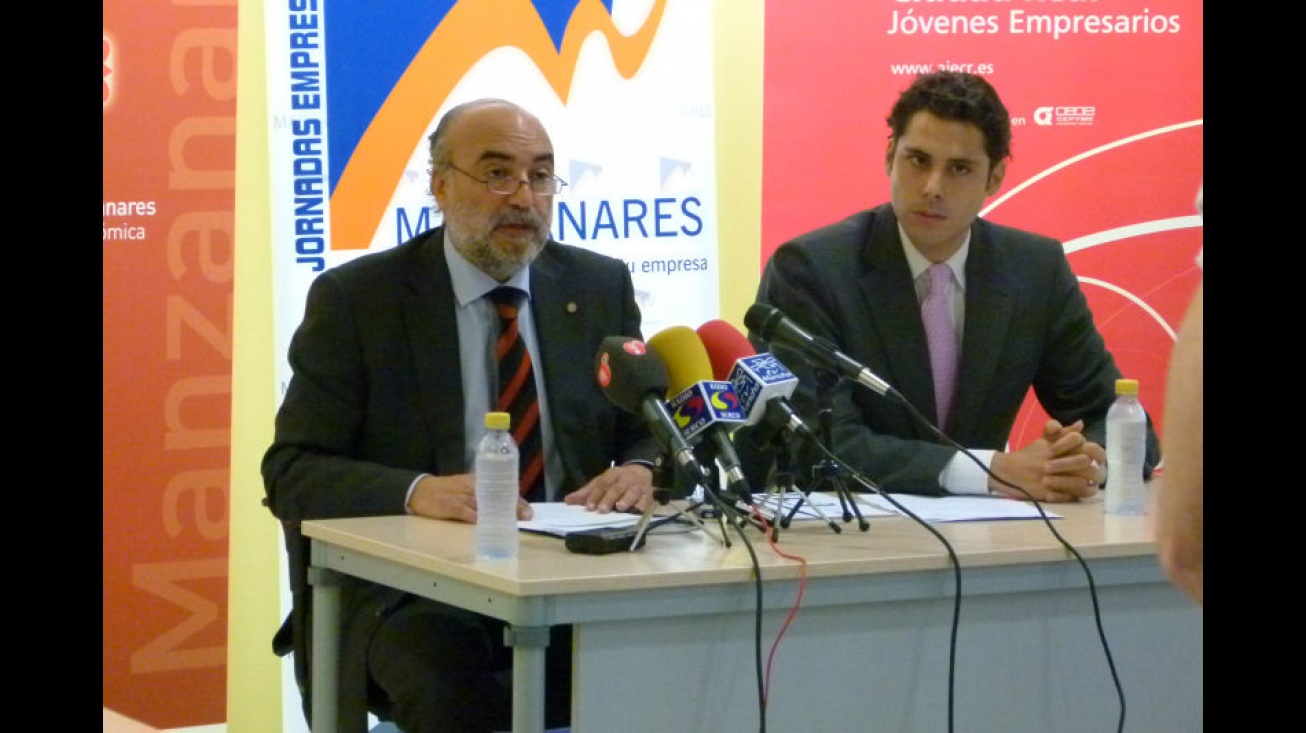 Presentación de las Jornadas por parte del alcalde de Manzanares y el presidente de AJE en Ciudad Real