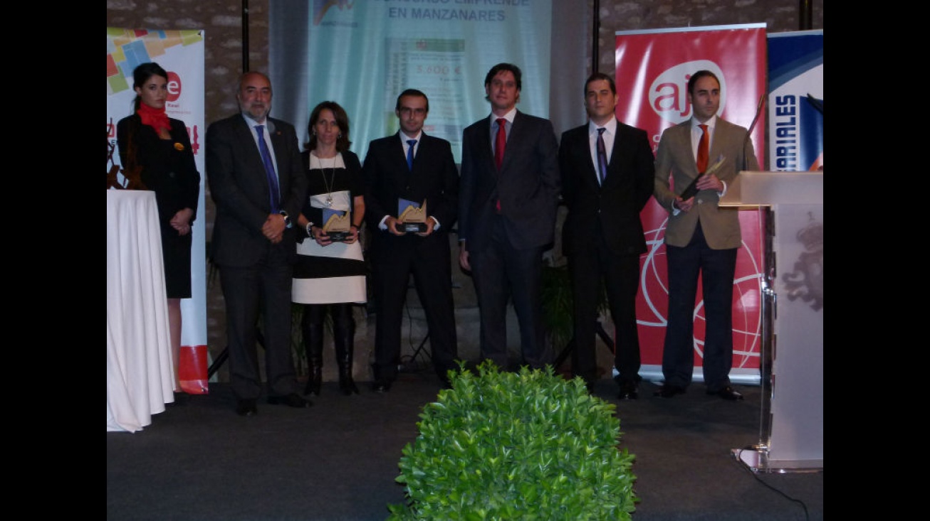 Ganadores de Emprende en Manzanares junto al alcalde