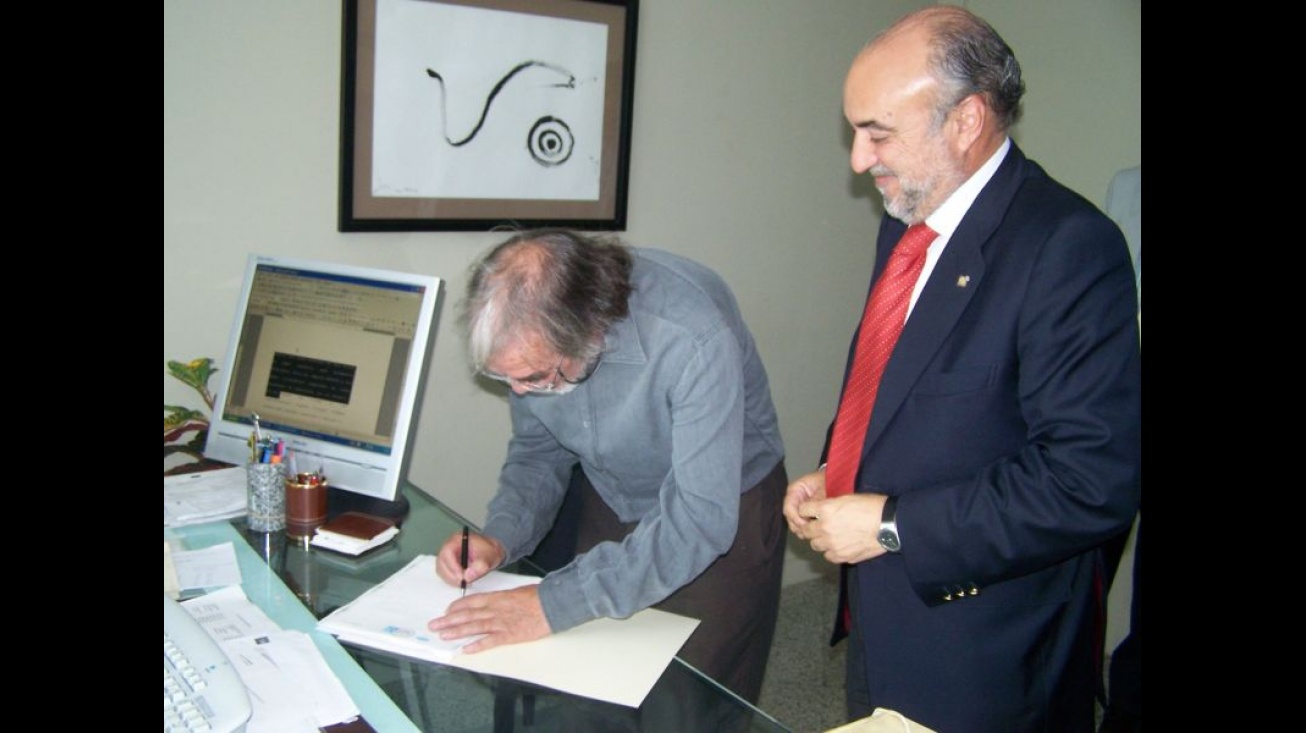 Momento de la firma para la cesión del Molino Grande. Sept 2011