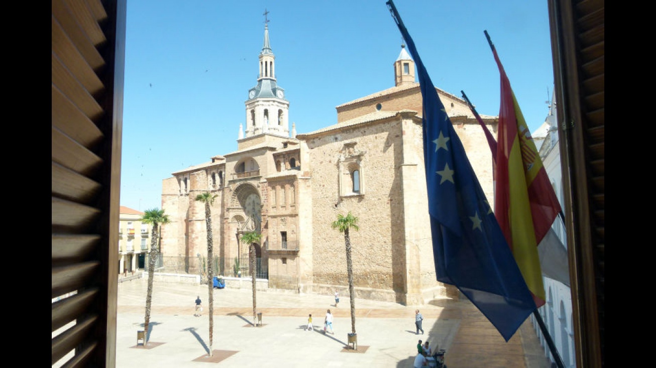 Imagen de la Parroquia de la Asunción desde el Ayuntamiento