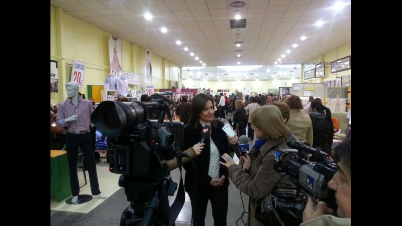 Lola Serna atendiendo a los medios en la VI feria del stock