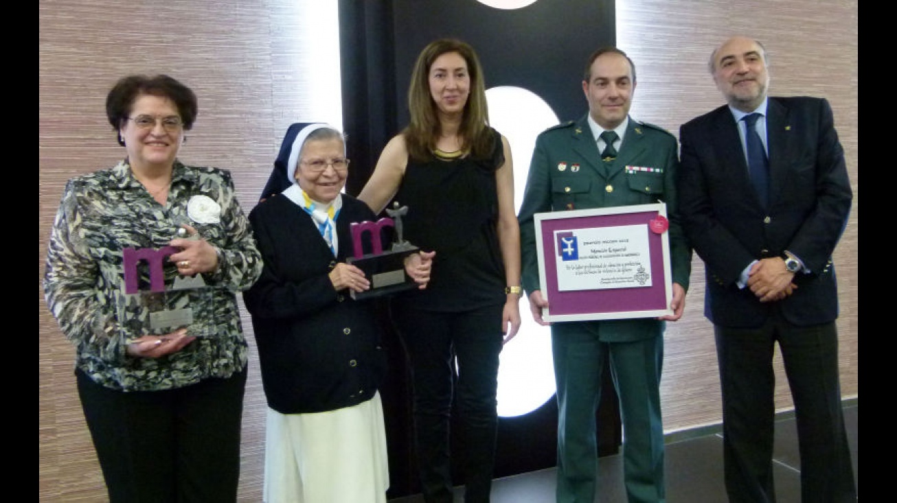 Ganadores premios Mujer 2013 con autoridades