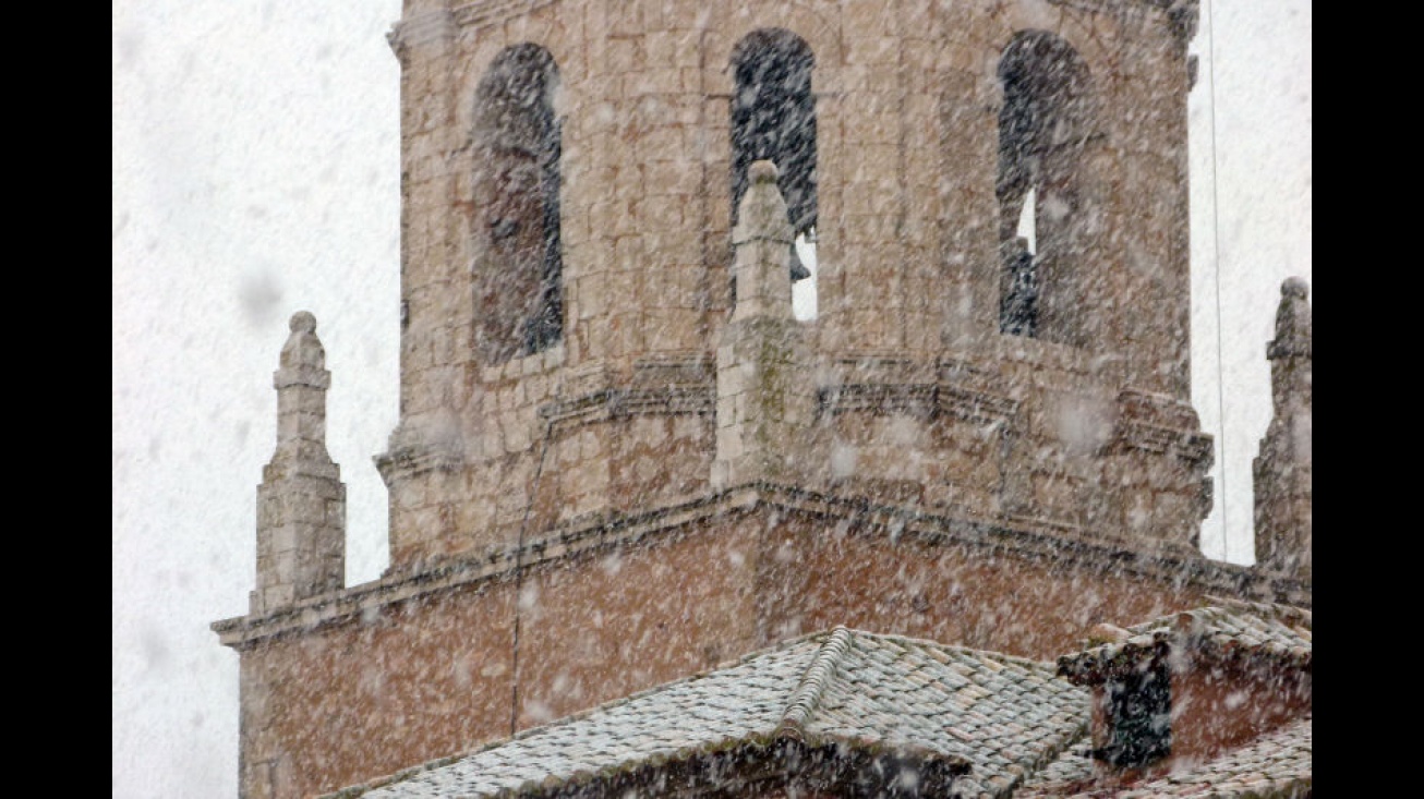 Detalle de nevada en la iglesia