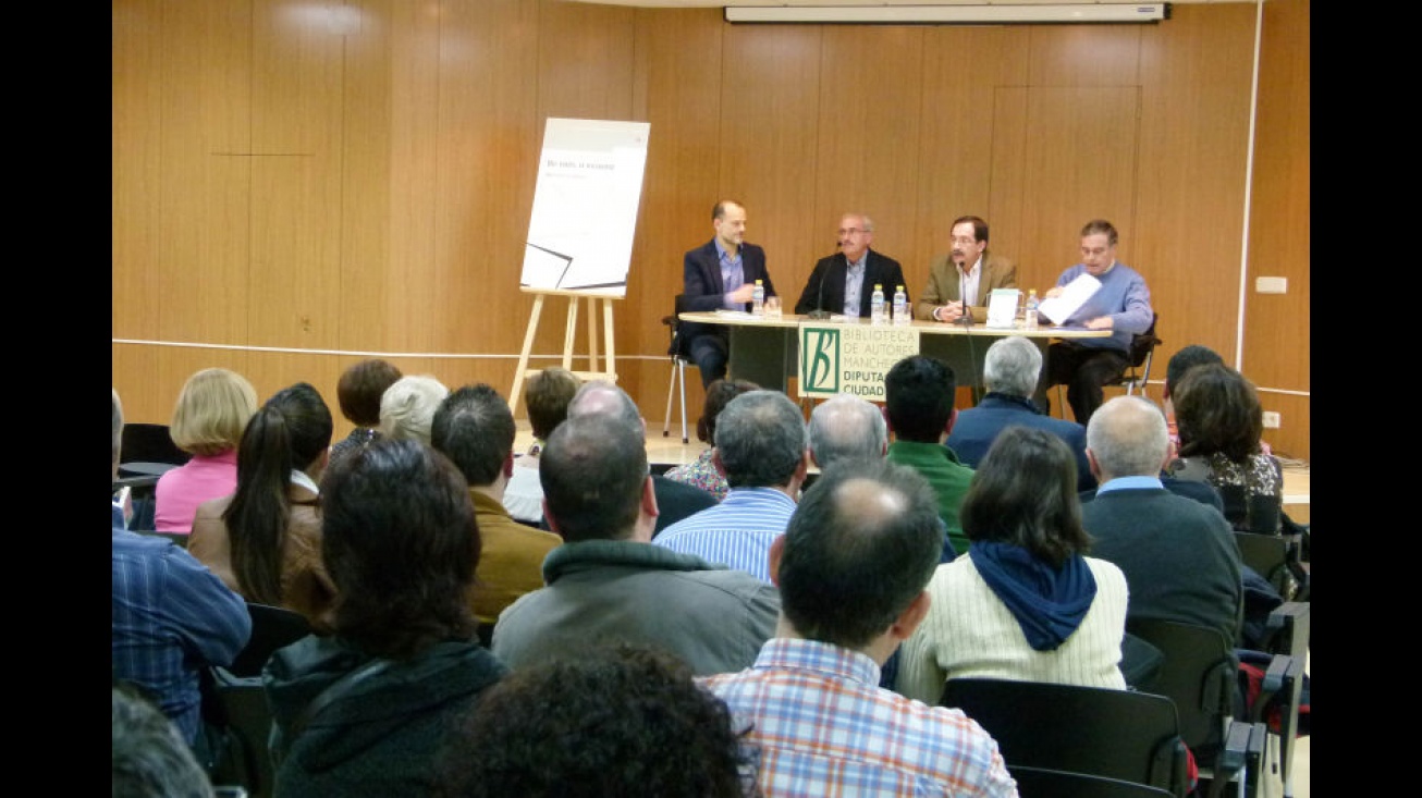 Presentación del libro de Manuel Gallego en el salón de actos de la biblioteca municipal