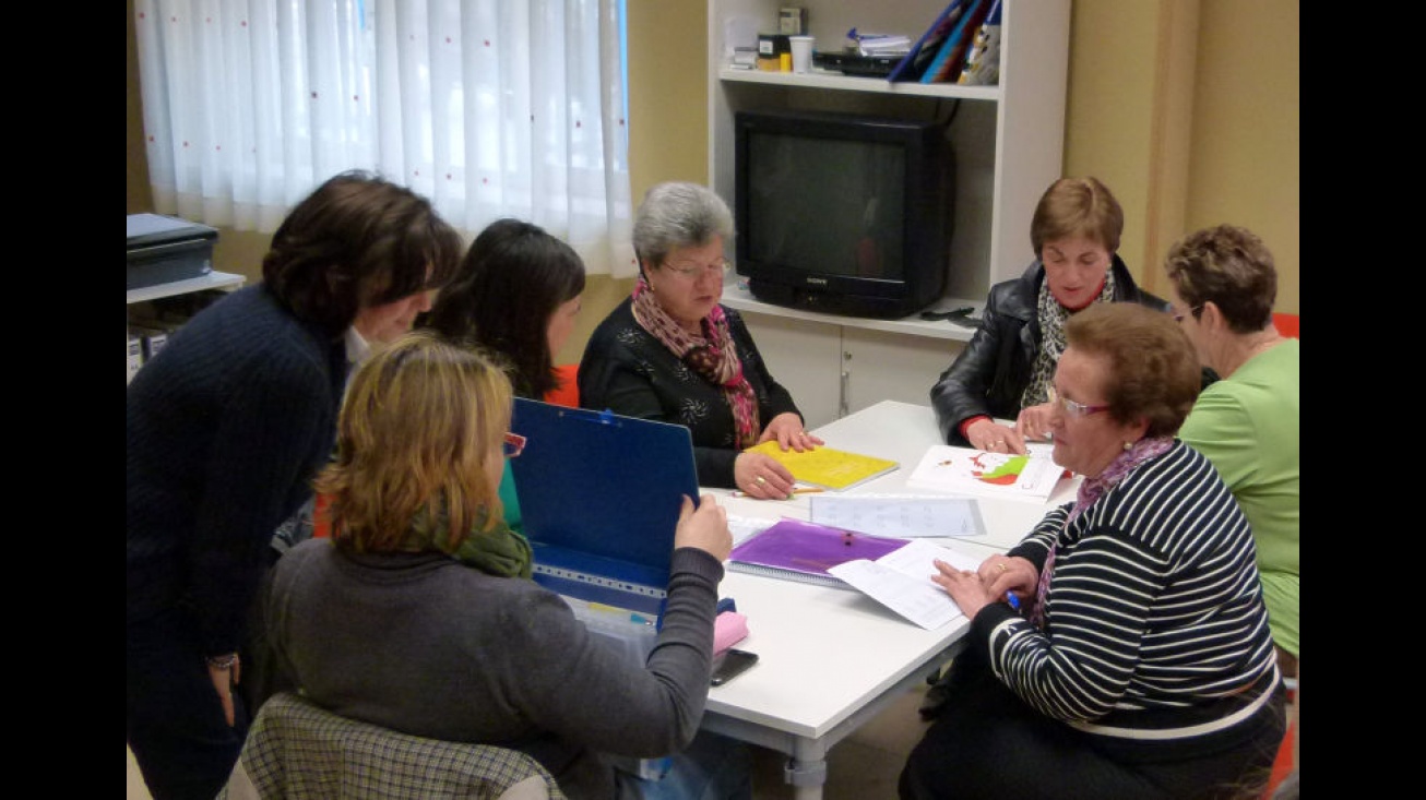 Maestras voluntaria y alumnos