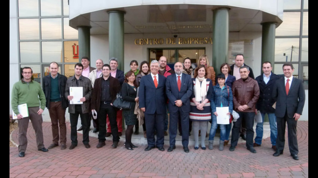 Foto de grupo diplomados en curso del EOI con autoridades