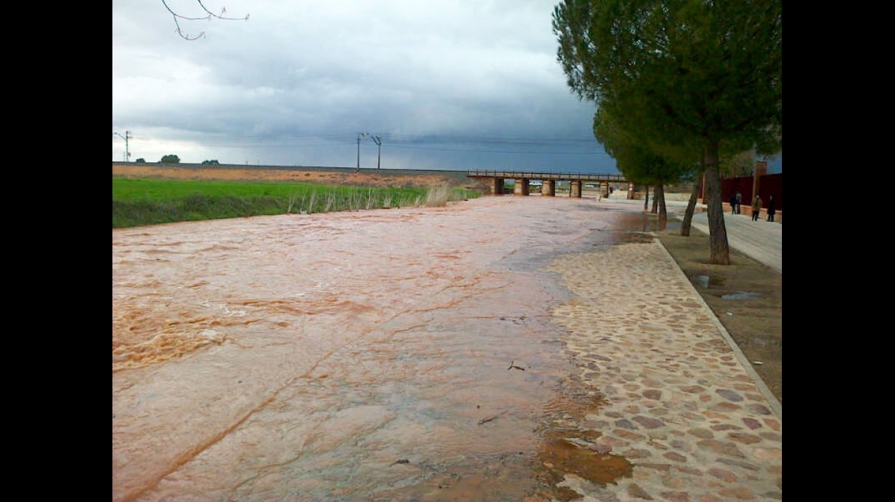 Crecida del Azuer a su paso por los cinco puentes, Manzanares