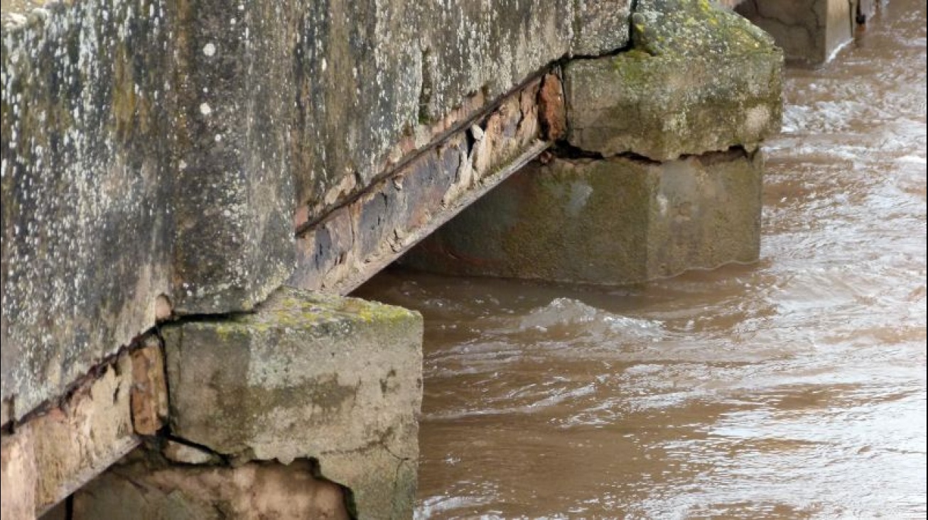 Detalle del puente afectado por las lluvias