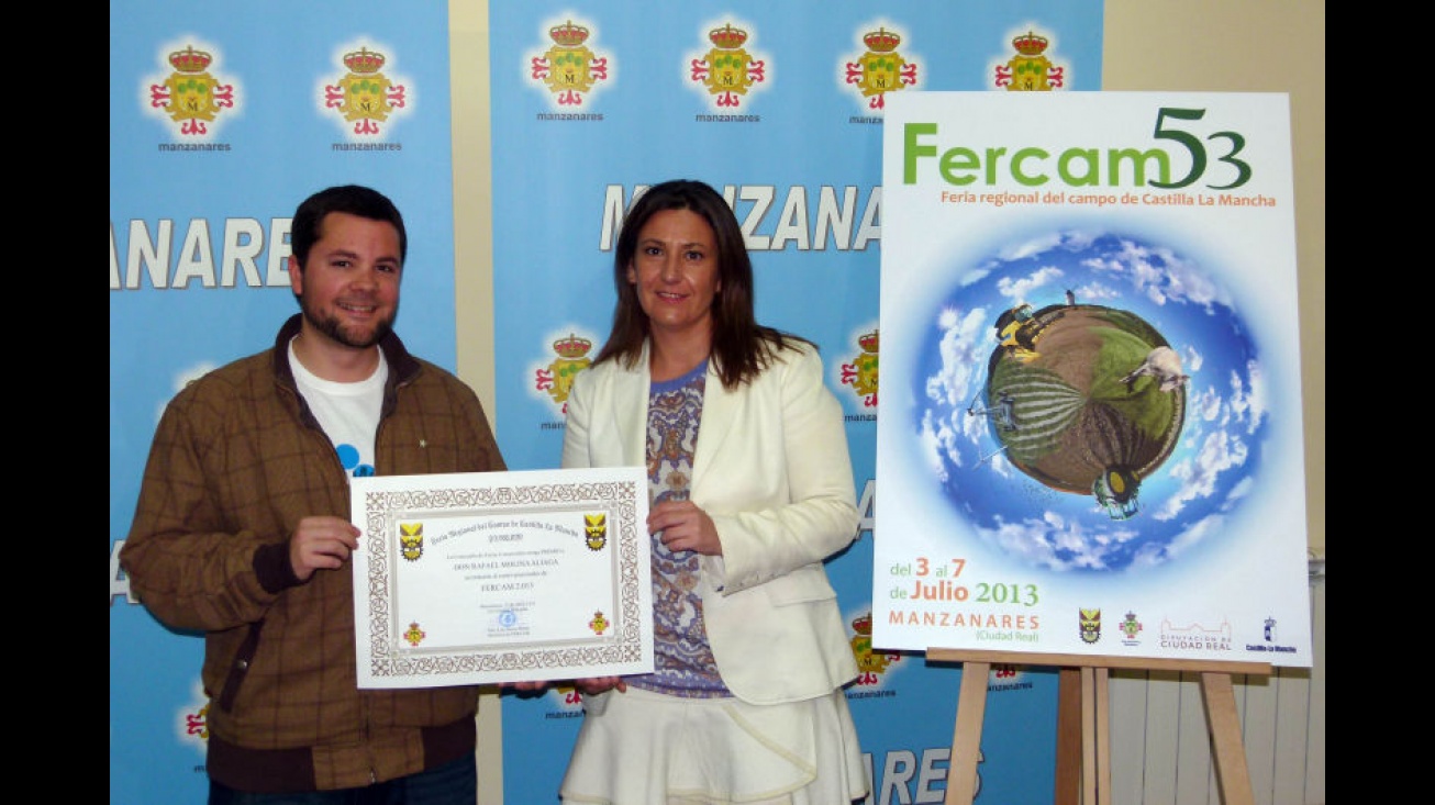 Lola Serna entrega diploma al creador de la imagen de FERCAM 2013