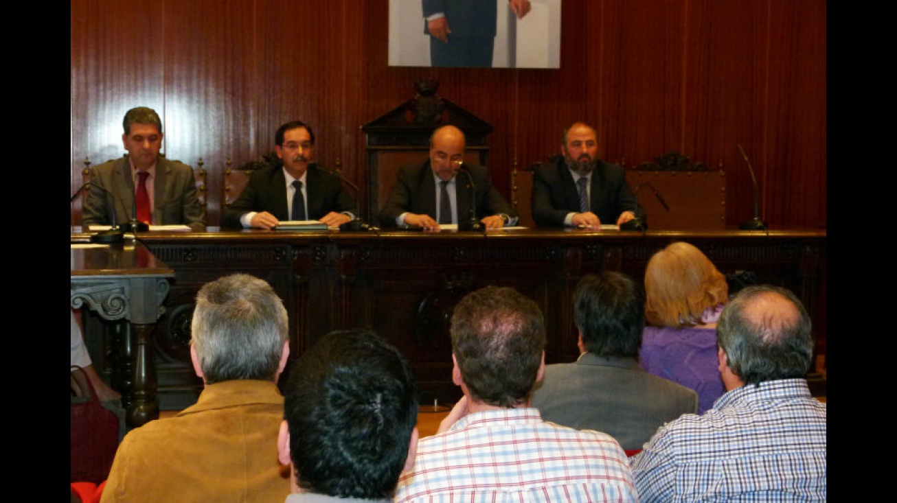 Alcalde dando lectura al Comunicado Pleno extraordinario