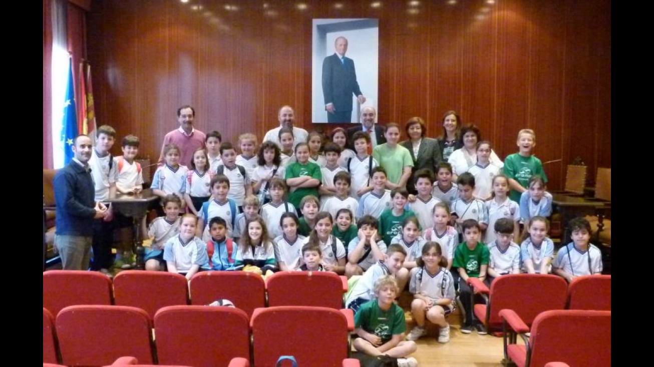 Foto de familia de visita del Colegio La MIlagrosa al Ayuntamiento