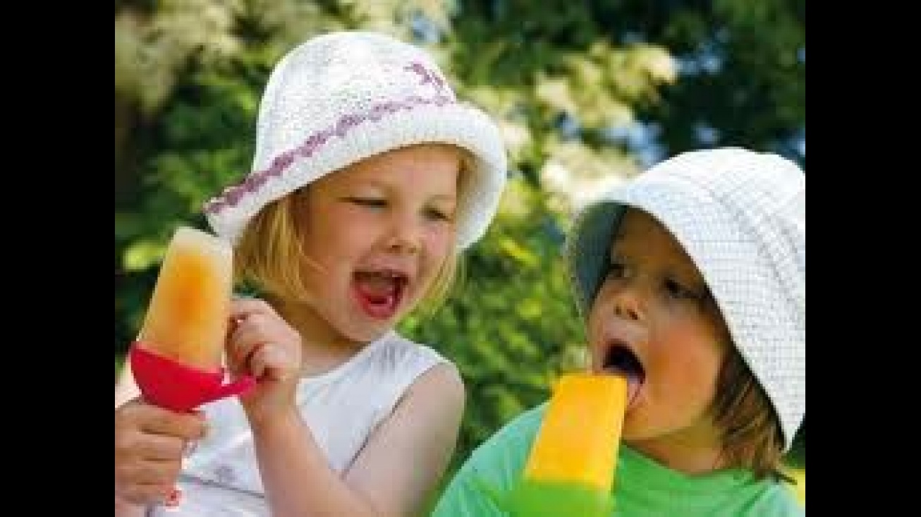 Niñas comiendo helado