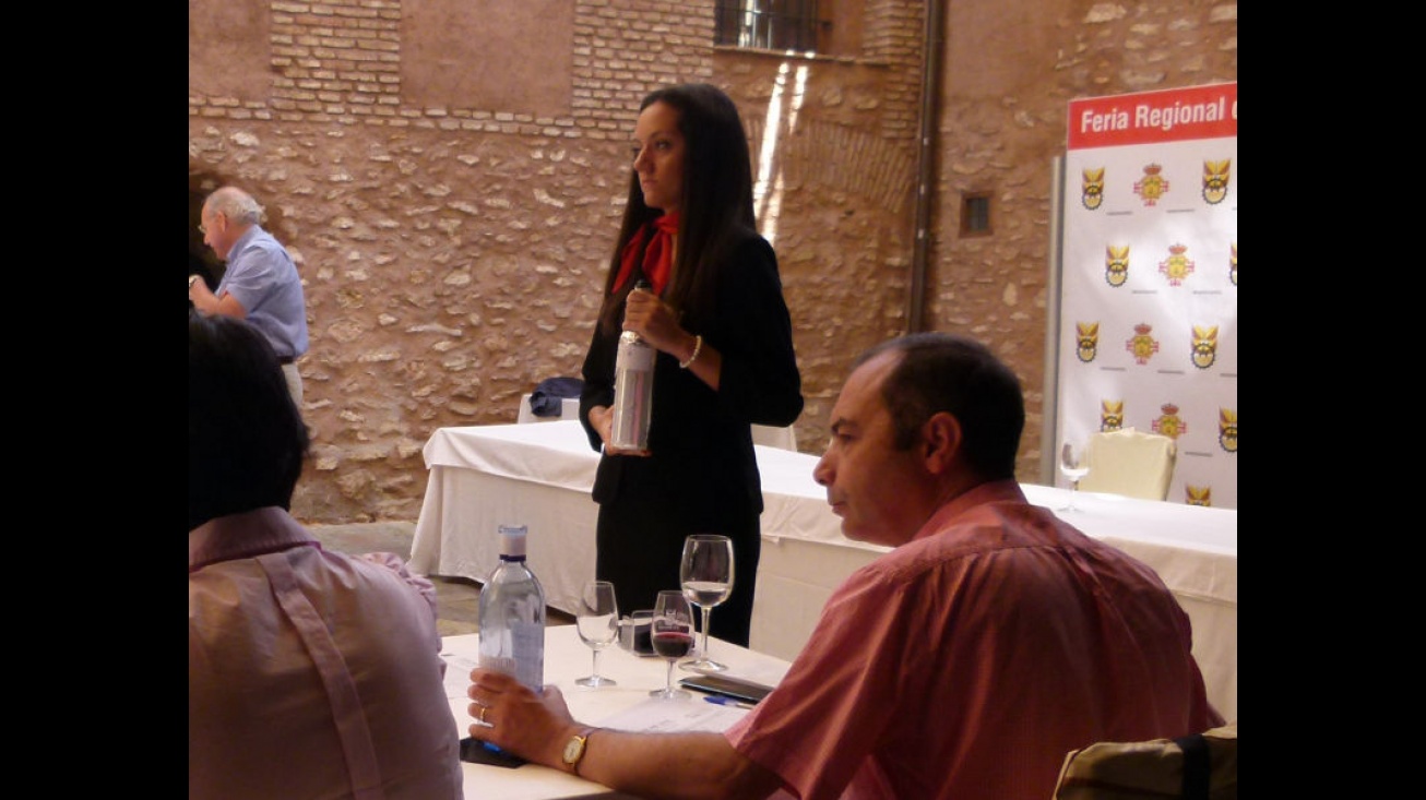 Azafata de FERCAM en cata de vino 2012