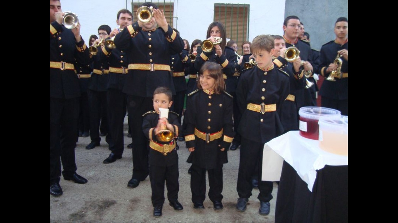 Cornetas y tambores en pasacalles