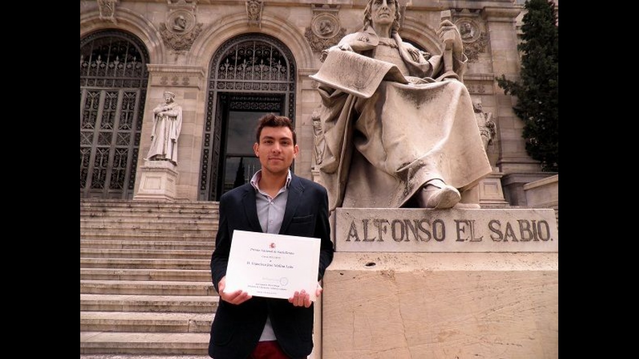 Francisco José Molina León con dipploma en la escalinata de la Biblioteca Nacional