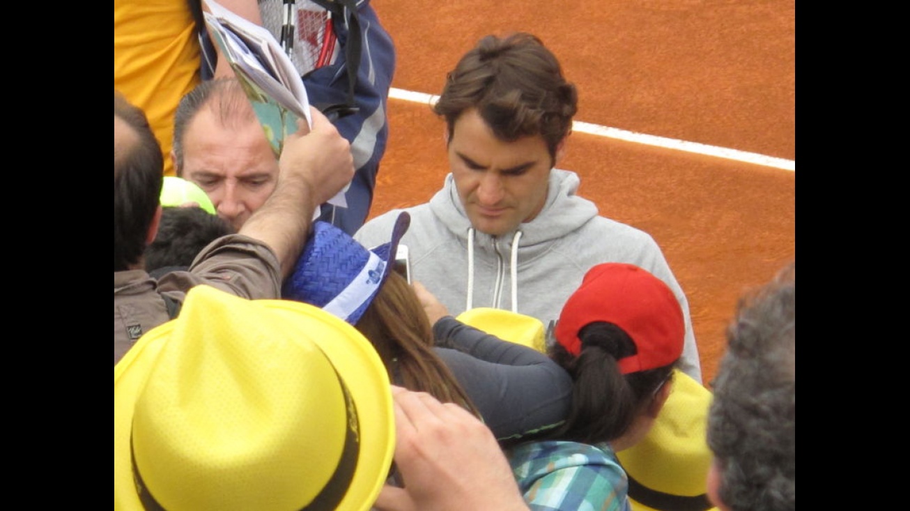 Federer firmando autógrafos