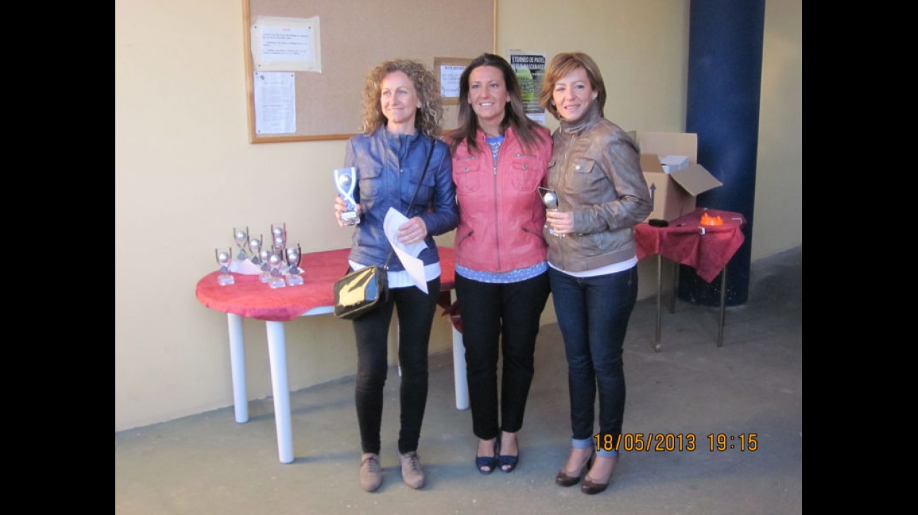 Lola Serna con las campeonas de la liga de pádel municipal