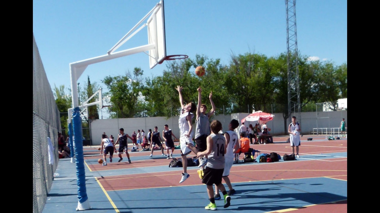 Baloncesto en pista polideportiva municipal